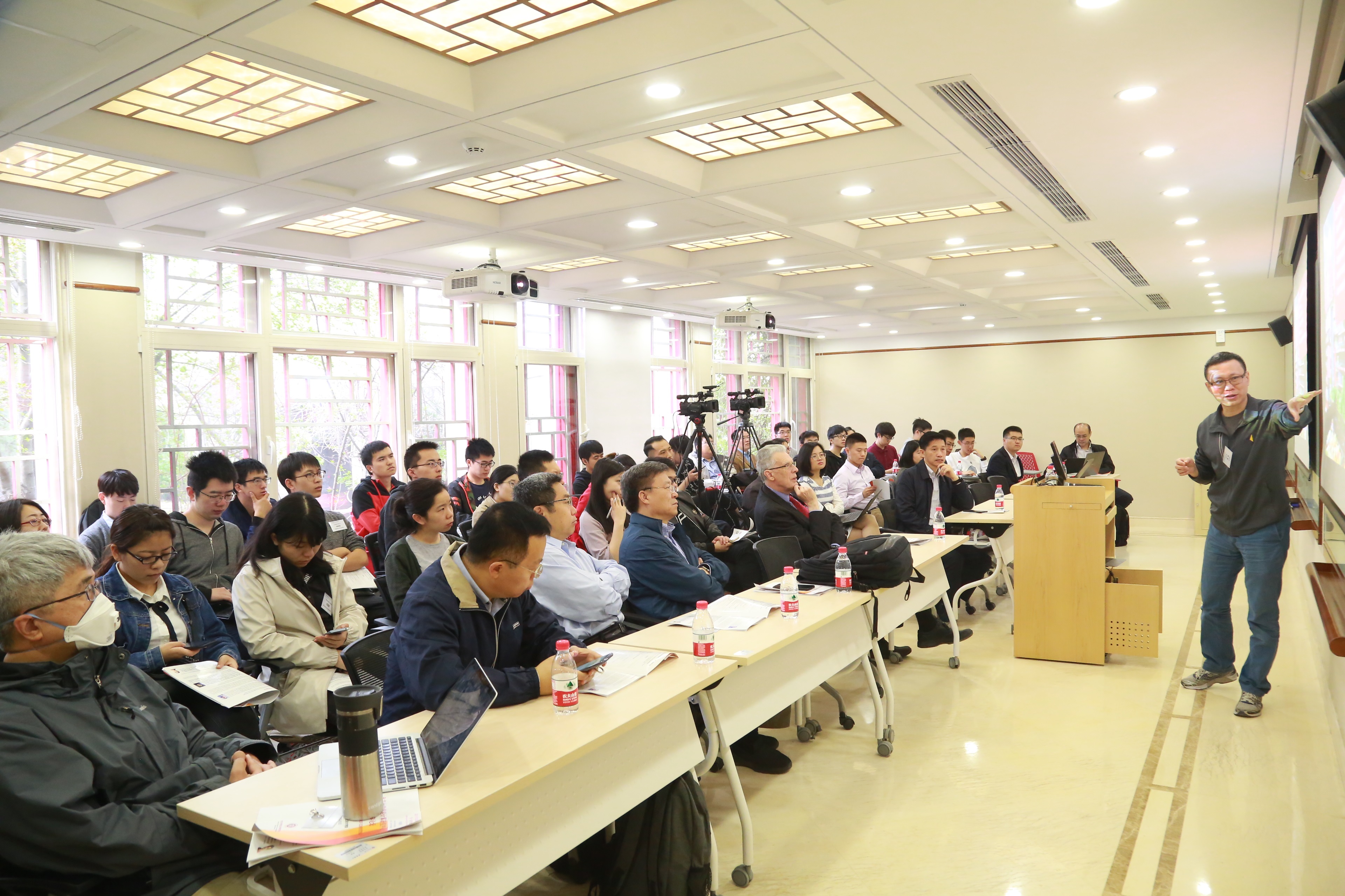 20180404果冻传媒
前沿计算研究中心第一届青年论坛成功举办03.JPG